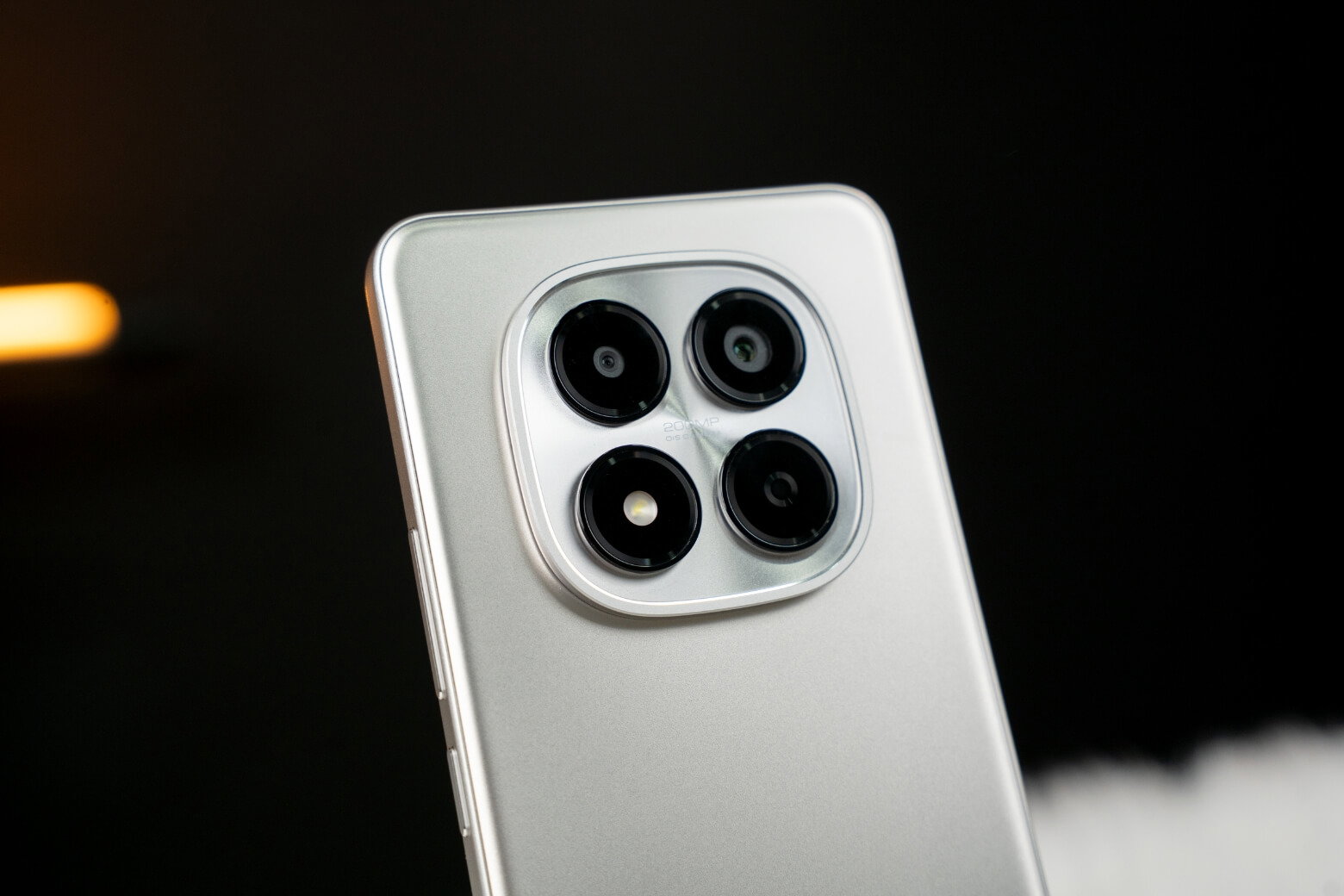 Camera 200MP, OIS và AI giúp Redmi Note 15 Pro chụp đêm sáng rõ, ổn định hơn.