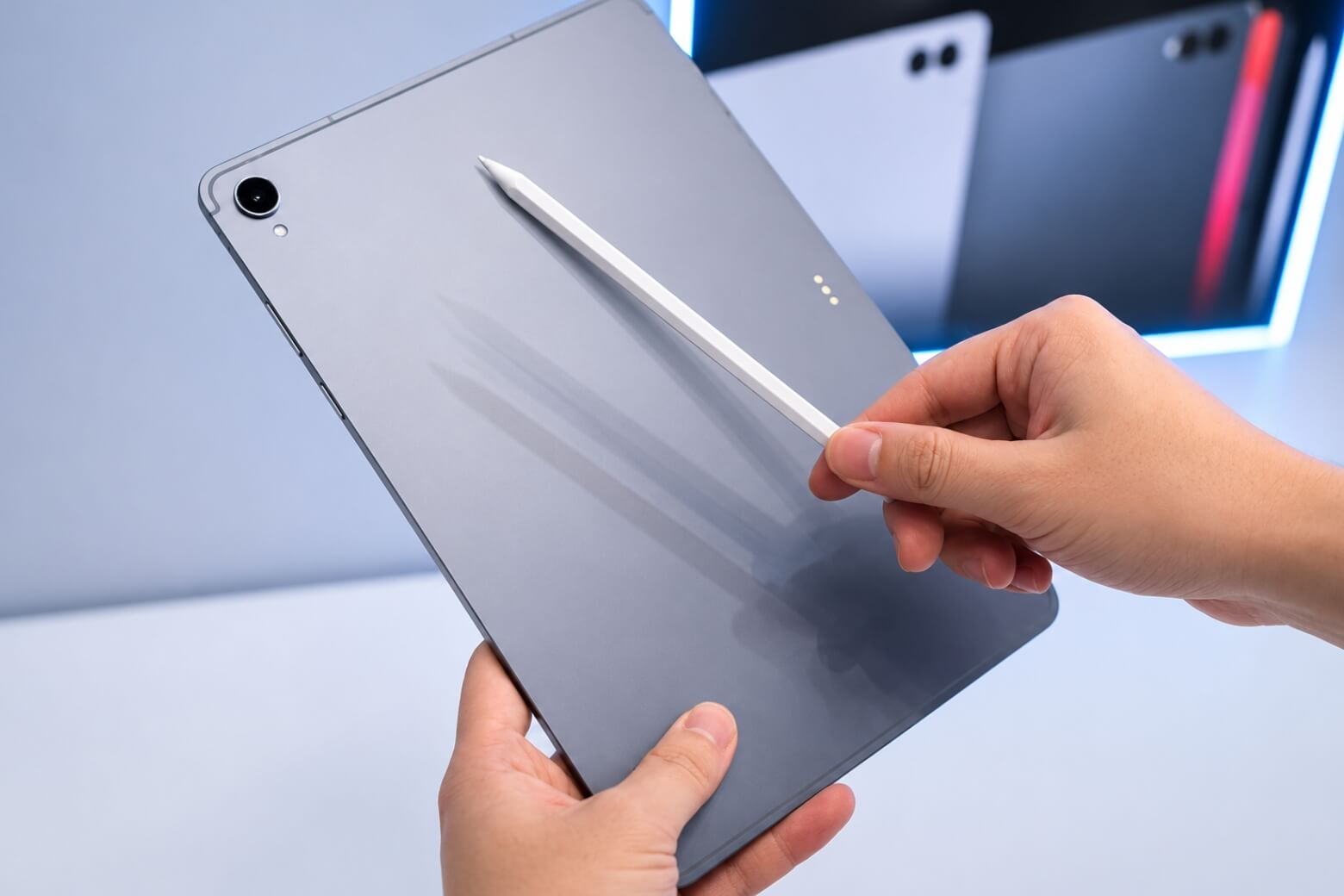 Samsung Galaxy Tab S11 bút S Pen được thiết kế hình lục giác, cầm chắc tay