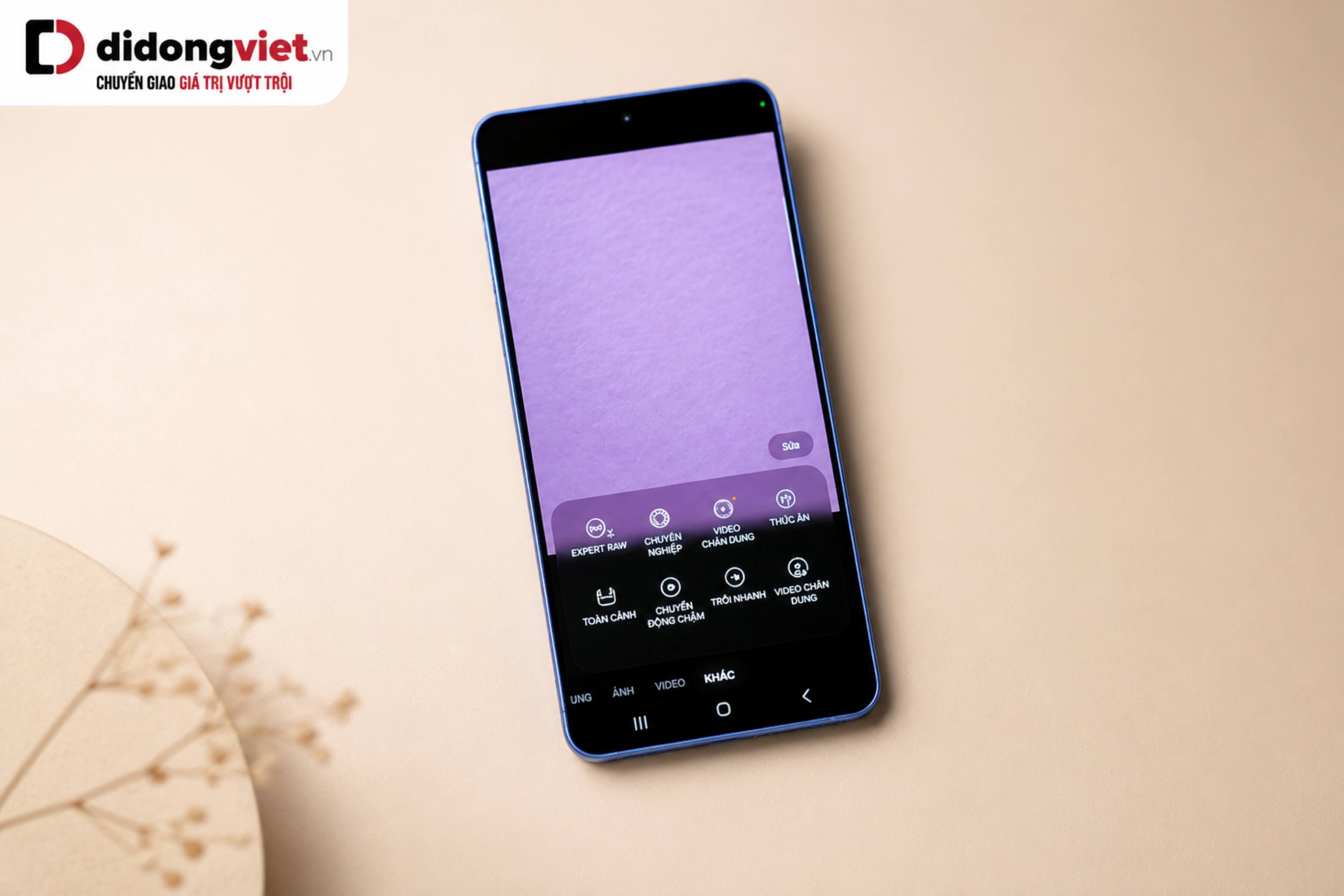 Galaxy S26 Plus ghi điểm với thiết kế mỏng nhẹ, cầm nắm thoải mái và cụm camera Ambient Island nổi bật.
