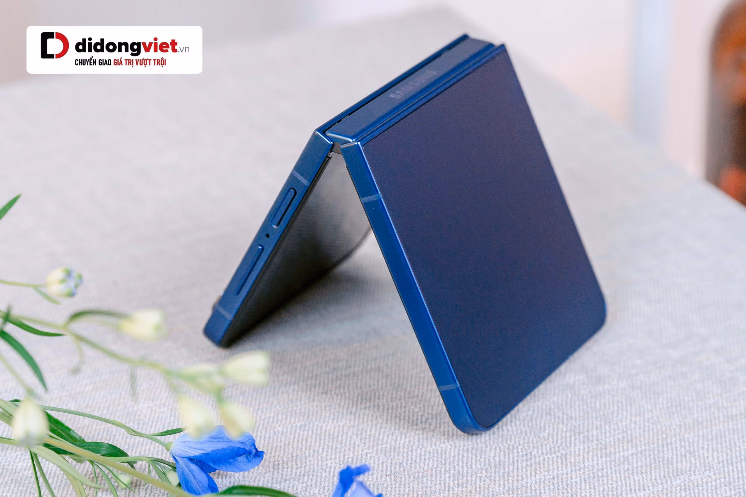 Galaxy Z Flip7 nổi bật với FlexWindow 4.1 inch, Exynos 2500 và bản lề FlexHinge, giá đã “chín” sau gần 1 năm.
