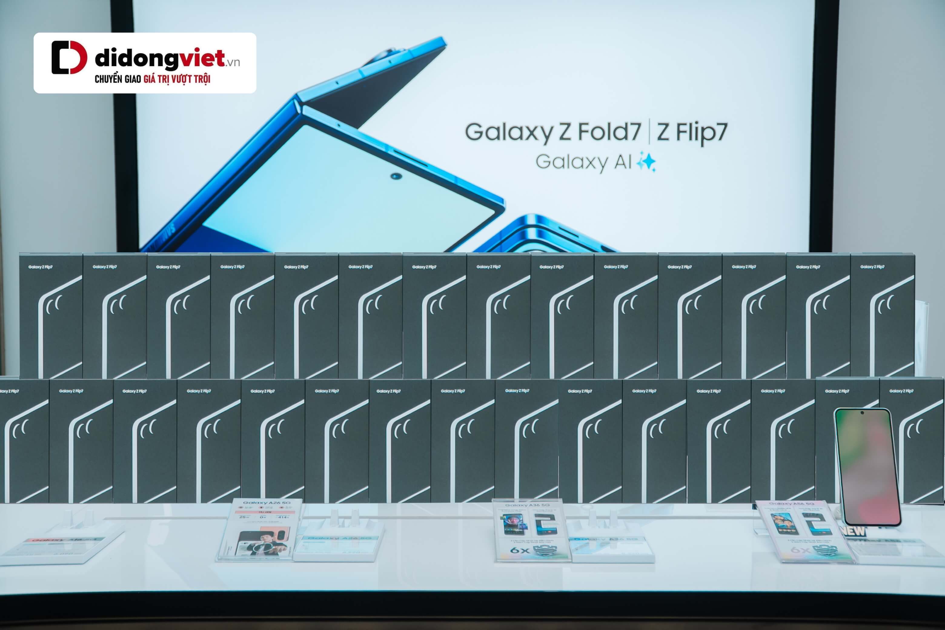 Chọn Z Flip7 phân phối chính hãng giúp đảm bảo bảo hành chuẩn và giảm rủi ro chi phí sửa chữa màn hình gập đắt đỏ.