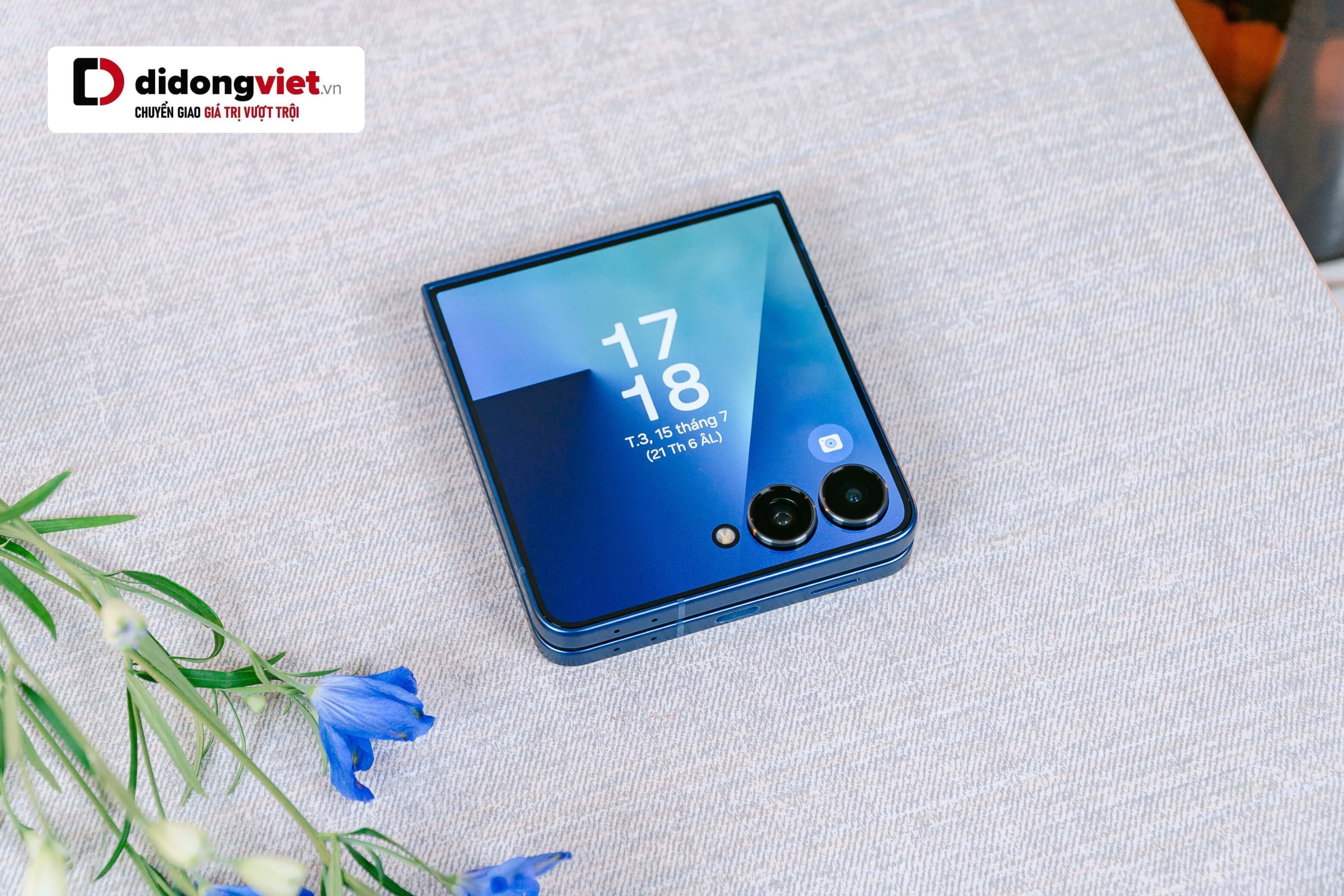 Bản lề không khe hở trên Z Flip7 giúp máy mỏng hơn, gập chắc tay và giảm rõ nếp gấp màn hình.