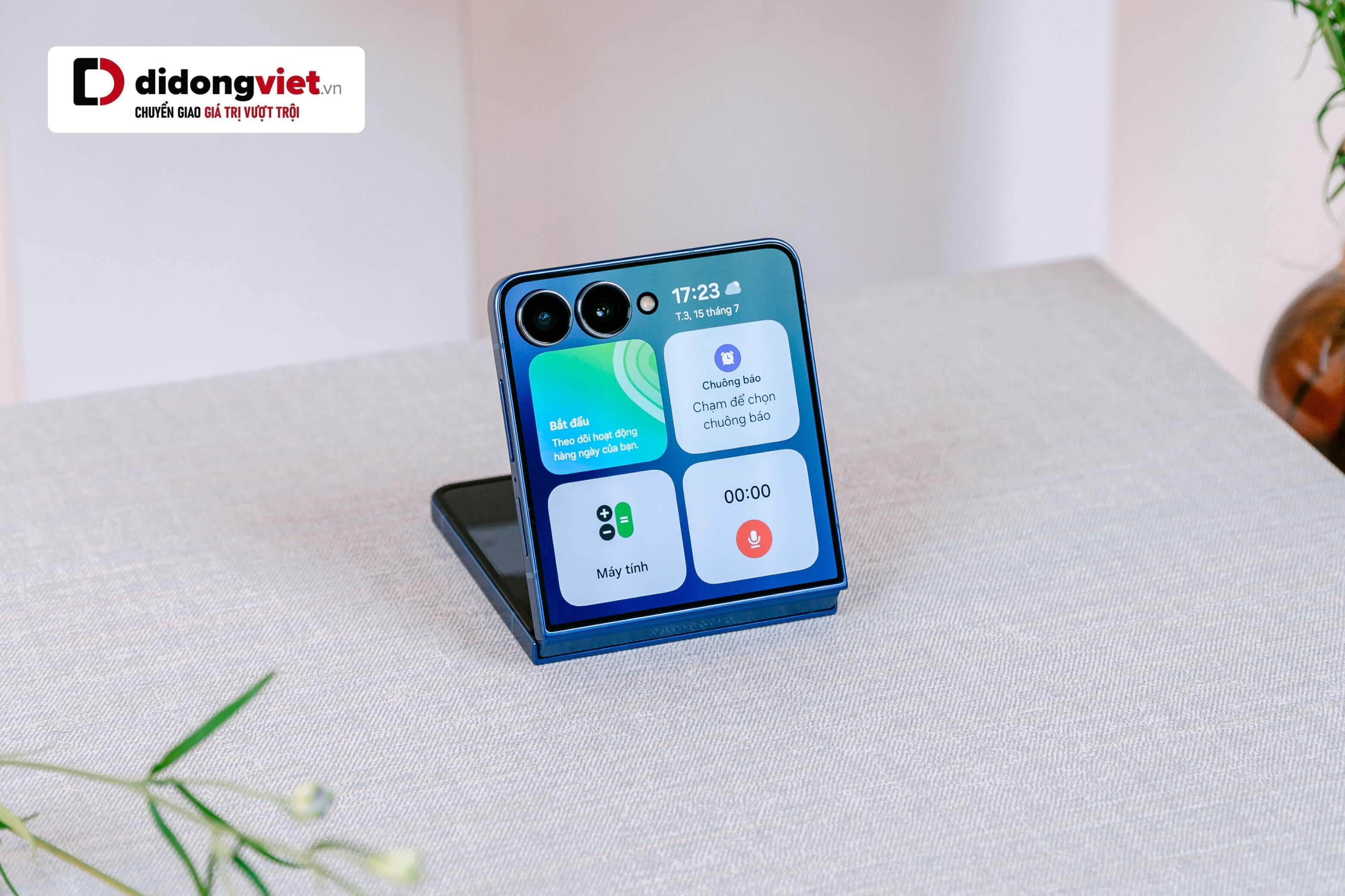 FlexWindow Z Flip7 hỗ trợ Now Bar và Galaxy AI, thao tác nhanh ngay cả khi đang gập máy.