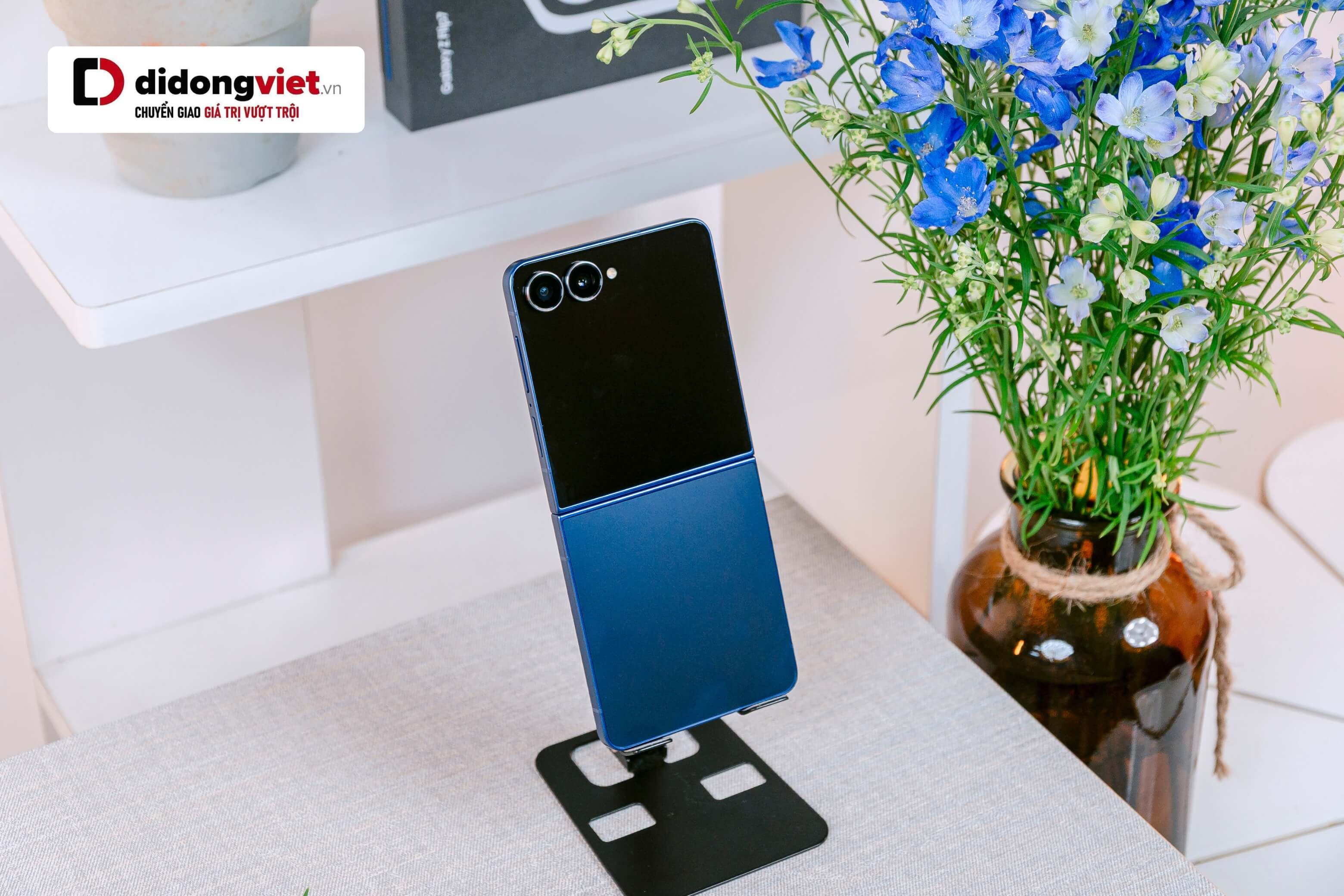 Chip 3nm và pin 4.300mAh kết hợp FlexWindow giúp Z Flip7 tối ưu pin, dùng thoải mái cả ngày.