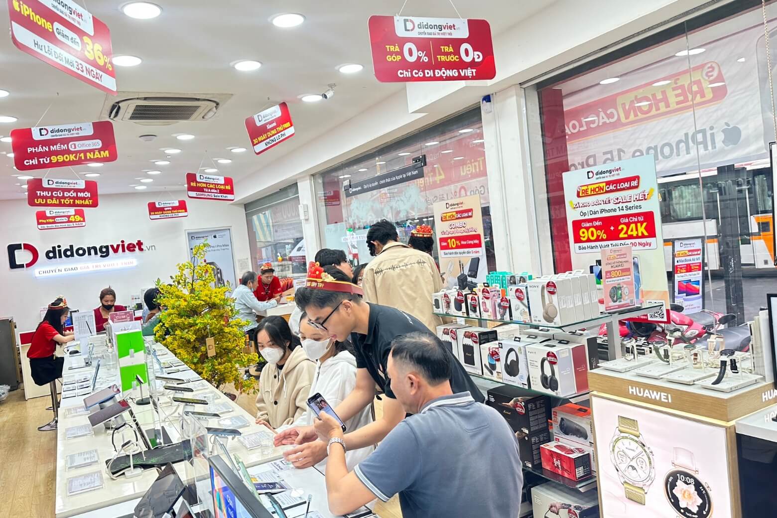 OPPO A6c chính hãng VN/A tại Di Động Việt đi kèm chính sách dùng thử 7 ngày và 1 đổi 1 trong 33 ngày, giúp người dùng an tâm tuyệt đối khi mua sắm. OPPO A6c chính hãng VN/A tại Di Động Việt đi kèm chính sách dùng thử 7 ngày và 1 đổi 1 trong 33 ngày, giúp người dùng an tâm tuyệt đối khi mua sắm.