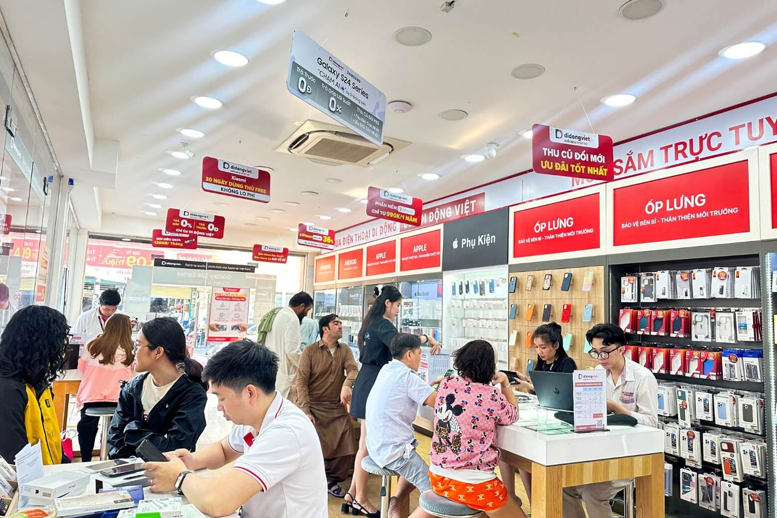 Di Động Việt mang đến sự an tâm vượt trội với chính sách 1 đổi 1 nhanh chóng khi máy gặp lỗi. Di Động Việt mang đến sự an tâm vượt trội với chính sách 1 đổi 1 nhanh chóng khi máy gặp lỗi.