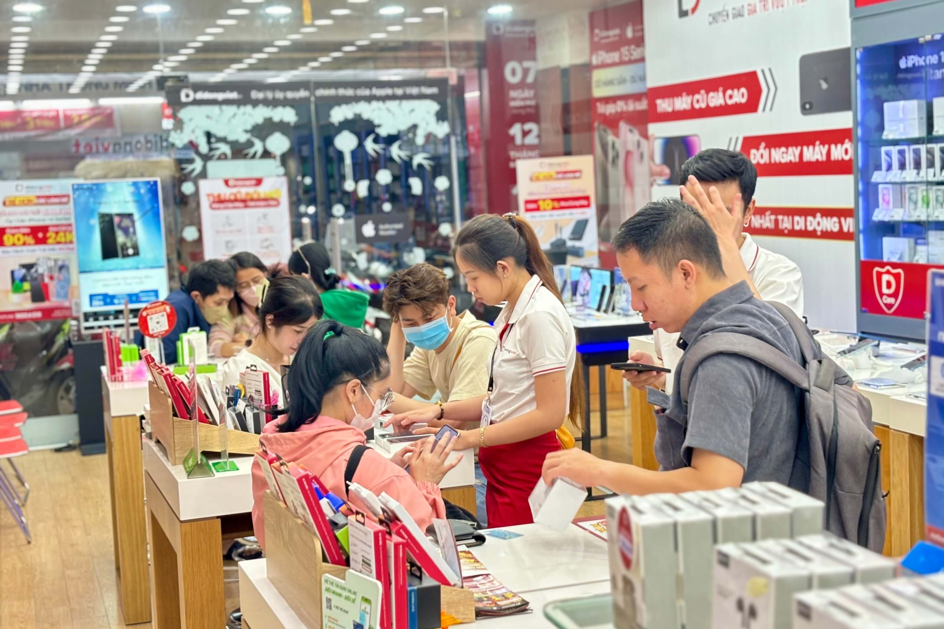 Máy mới nguyên hộp chính hãng giúp tránh hoàn toàn rủi ro mua phải hàng dựng, hàng tân trang kém chất lượng.