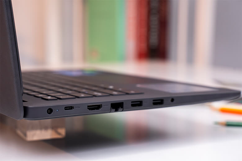 máy vẫn có đầy đủ cổng kết nối cần thiết như USB 3.2, HDMI, USB 2.0, USB Type-C