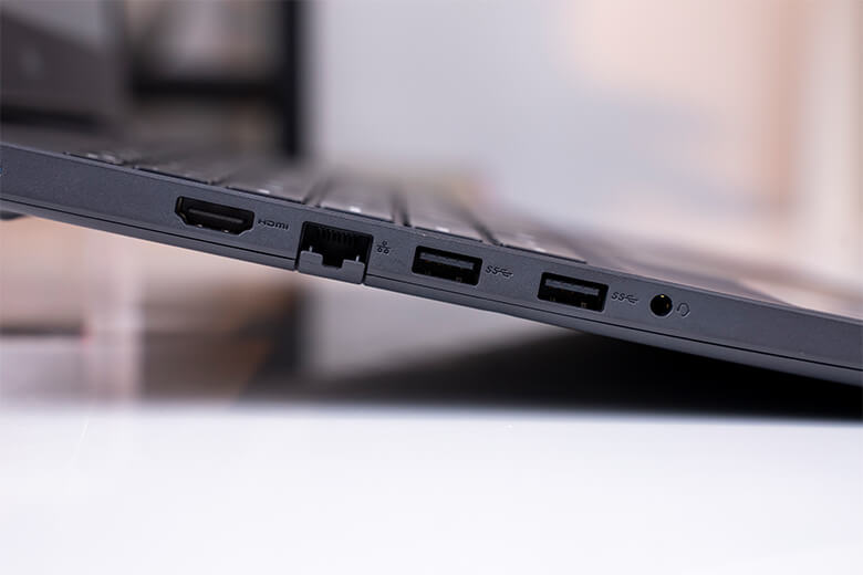 Laptop có rất nhiều cổng kết nối bao gồm 2 cổng USB 3.1, HDMI, LAN (RJ45), USB 2.0 và khe thẻ nhớ Micro SD