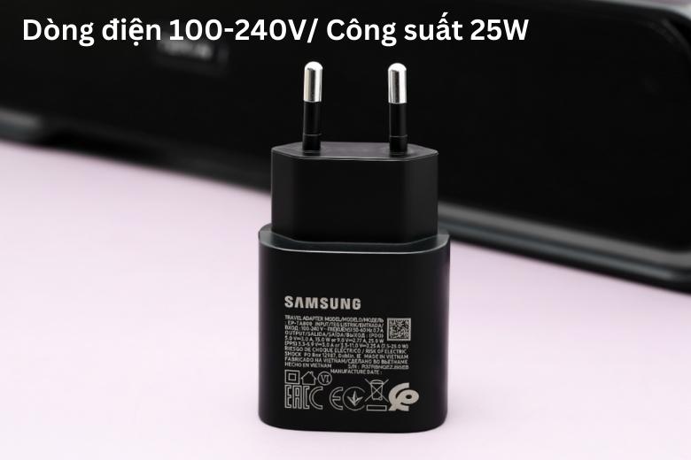 Dòng điện vào của củ sạc Samsung là 100-240v, phù hợp với nhiều nơi. Dòng điện ra với nhiều công suất khác nhau như 5V-3A và 9V-2.77A