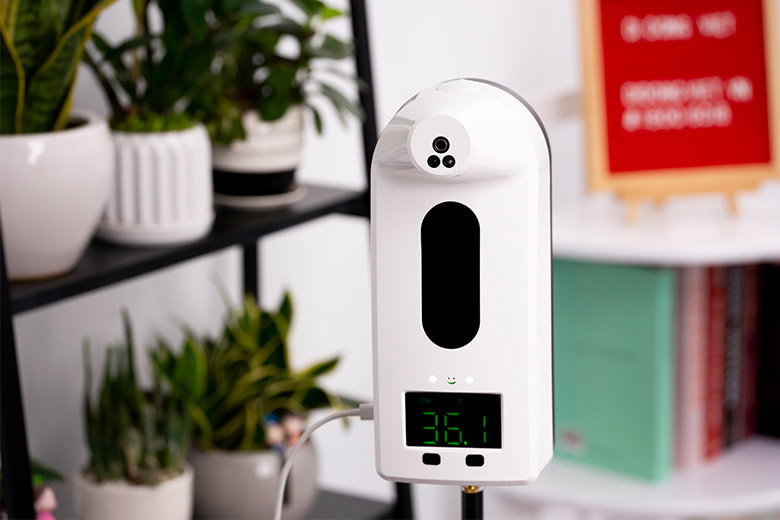 Máy xịt khử khuẩn đo nhiệt độ V18 PRO trong mùa dịch bệnh