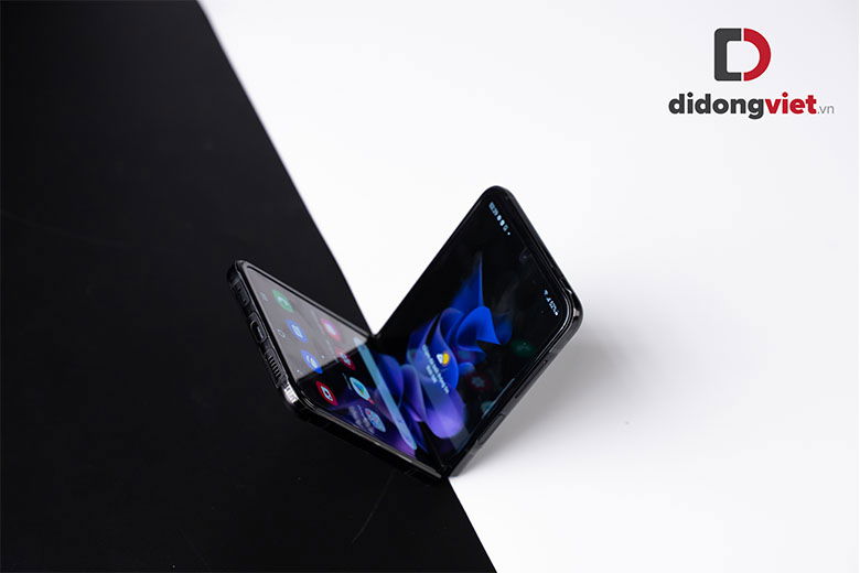 Galaxy Z Flip 3 có màn hình gập mới lạ mắt