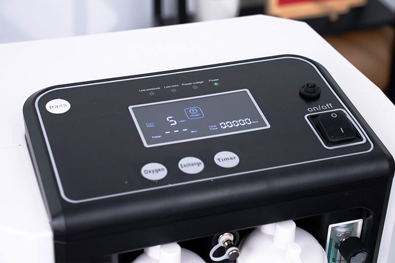 Máy tạo Oxy 10 lít Owgels OZ-5-01NW0 (OZ-5-01GWO) chuyên hỗ trợ điều trị các bệnh lý như ho, hen suyễn, viêm phổi, tắc nghẽn mãn tính