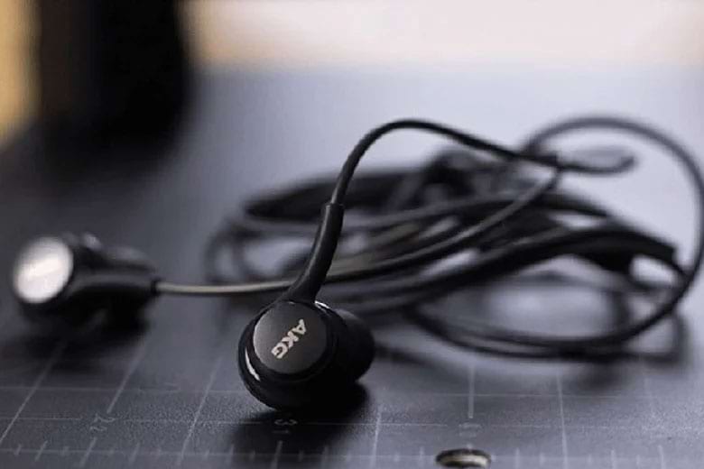 Tai nghe Type-C hoặc Lightning