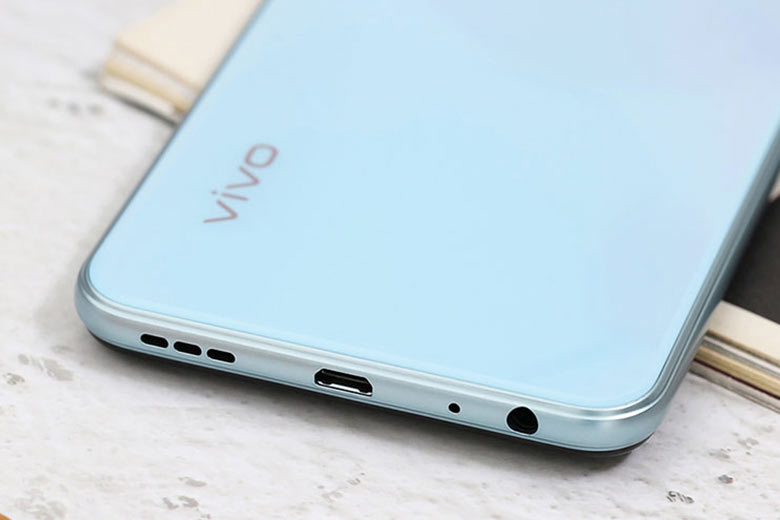 Phần khung viền và mặt lưng của chiếc điện thoại được hoàn thiện từ nhựa Polymer cao cấp