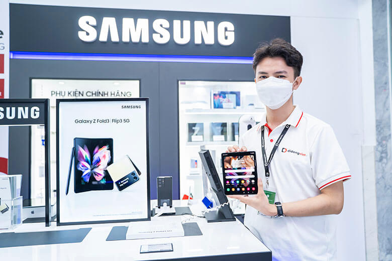 Điện thoại gập: Giảm giá sốc tại Di Động Việt