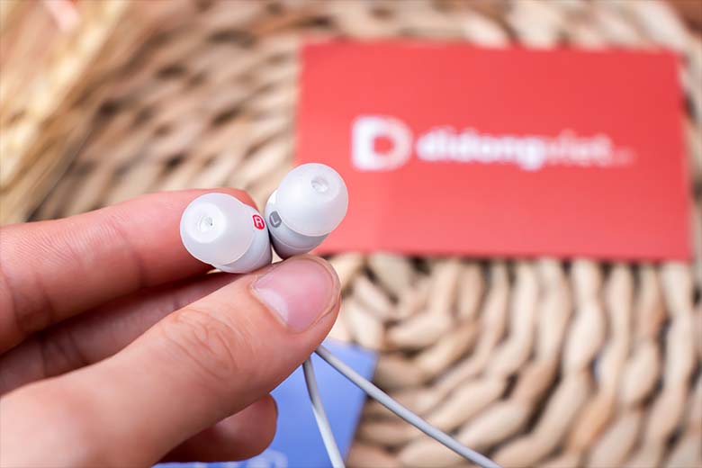 Ngoại hình tai nghe bluetooth Sony WI-C200