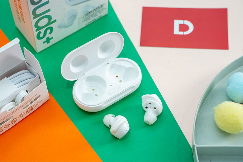 Galaxy Buds Plus sở hữu thiết kế tương tự như mẫu Galaxy Buds