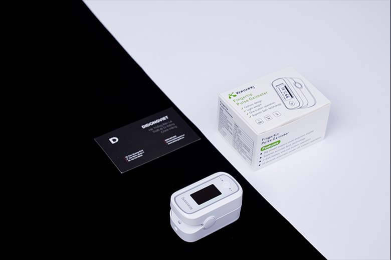 Máy đo nồng độ Oxy trong máu SPO2 KonSung F02W bao gồm: