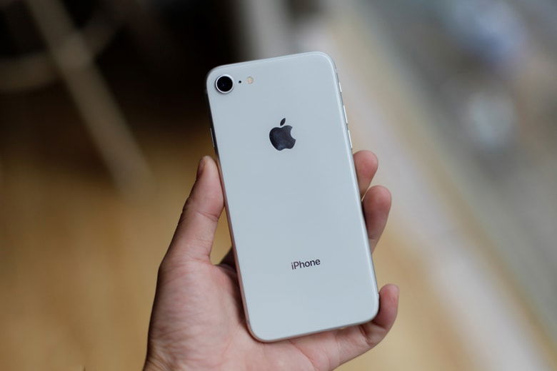 iPhone 8 256GB xách tay có mặt sau bằng kính và đã mất đi dải ăng ten vắt ngang