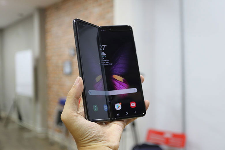 Galaxy Fold cũ có thiết kế lạ mắt