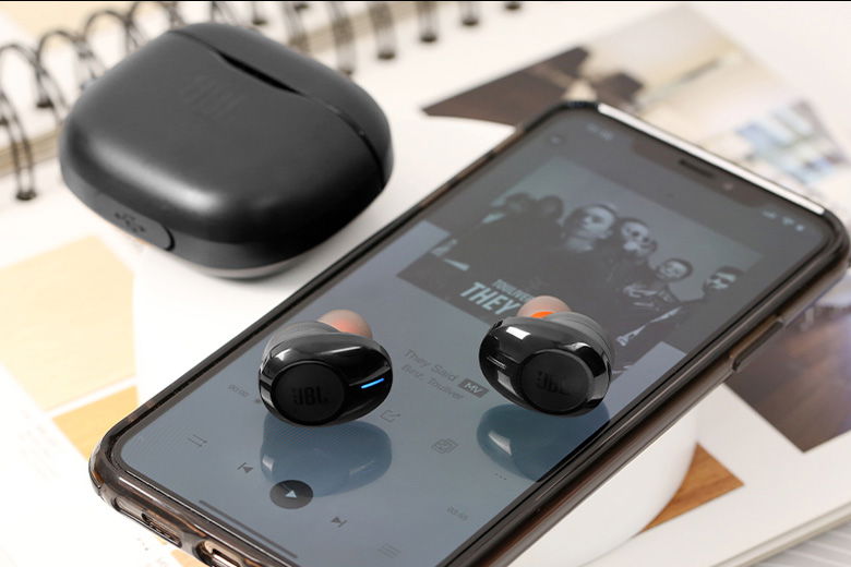 Tai nghe kết nối được hầu hết các điện thoại và tablet trên thị trường