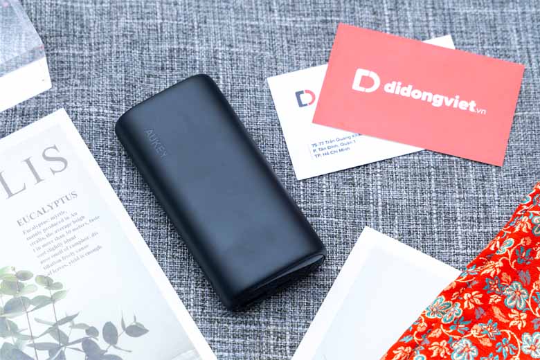 Pin sạc dự phòng Aukey PB-Y36 10000 mAh lõi pin Tesla được tích hợp nhiều tính năng cao cấp