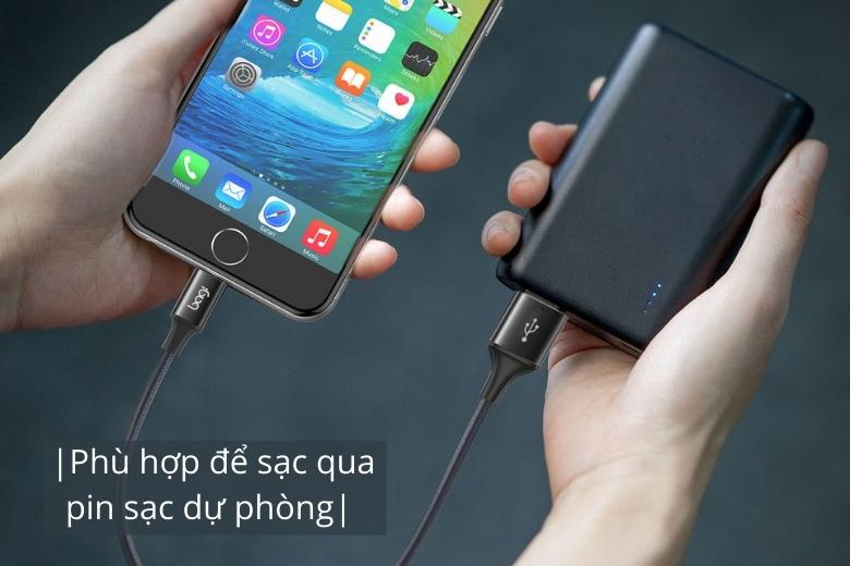 Chiều dài dây cáp sạc không quá dài, chỉ nằm ở mức 20cm vì thế sản phẩm phục vụ bạn tốt với mục đích truyền tải dữ liệu từ các thiết bị iPhone, iPad với laptop hay sạc pin từ cục pin sạc dự phòng