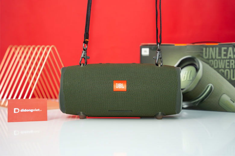 Loa Bluetooth JBL Xtreme 2 có thiết kế không quá lớn, tiện lợi khi mang theo