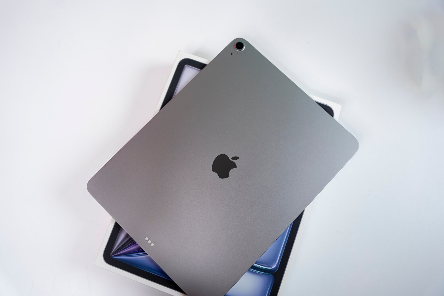 ipad-air-m3-11-inch-camera-truoc-canh-ngang-didongviet.jpg