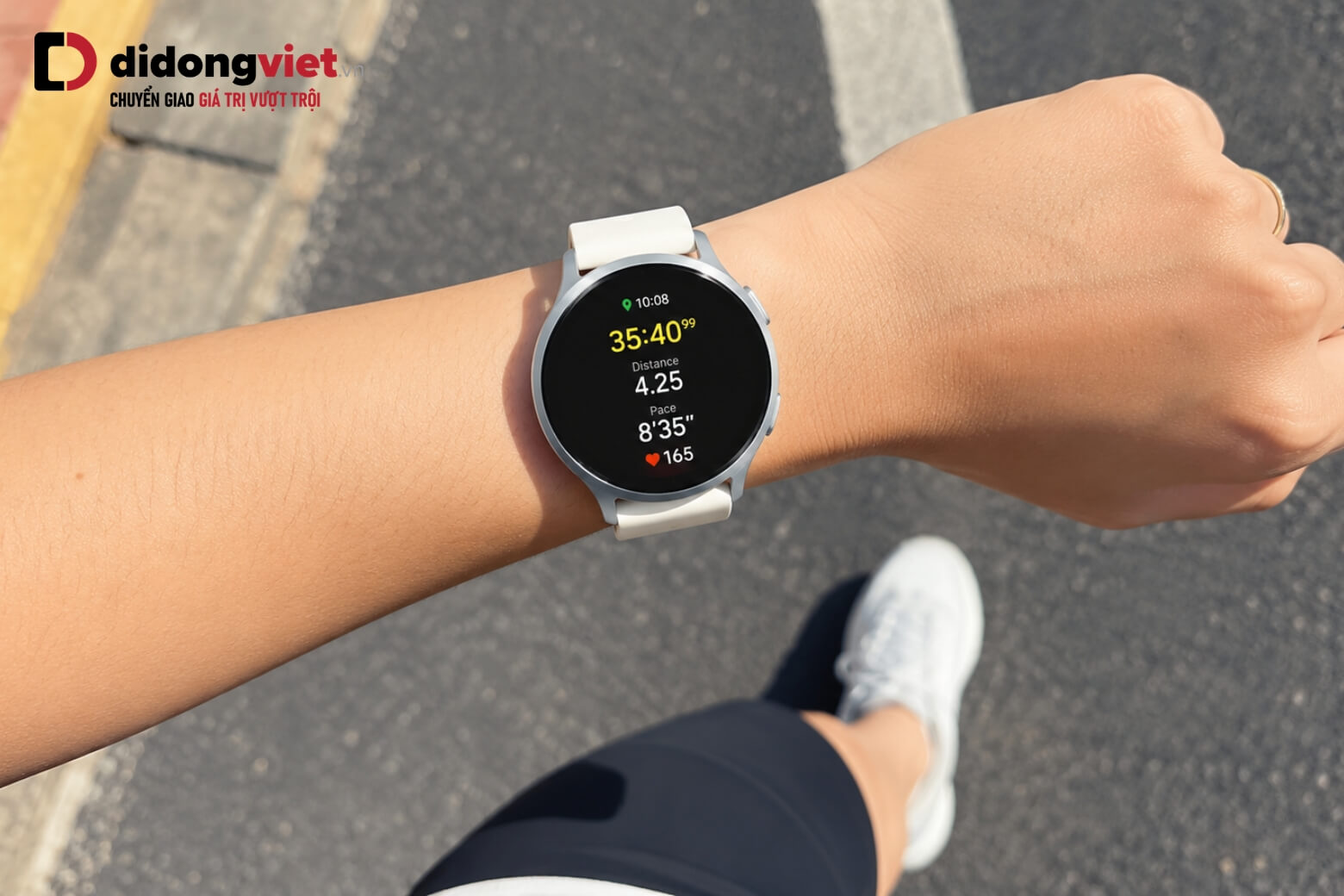 Mặt đồng hồ Samsung Galaxy Watch9 40mm hiển thị rõ ràng thông số chạy bộ ngoài trời nắng gắt