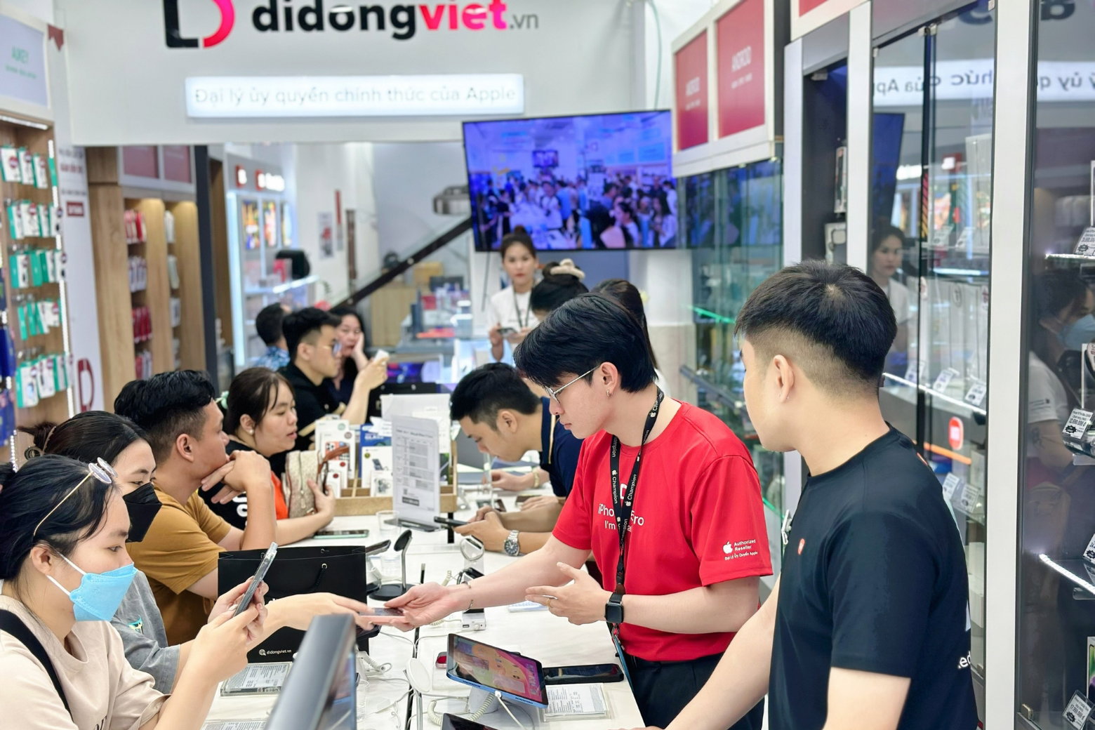 Nhân viên Di Động Việt hỗ trợ khách hàng cài đặt eSIM lên Galaxy Watch9 LTE]