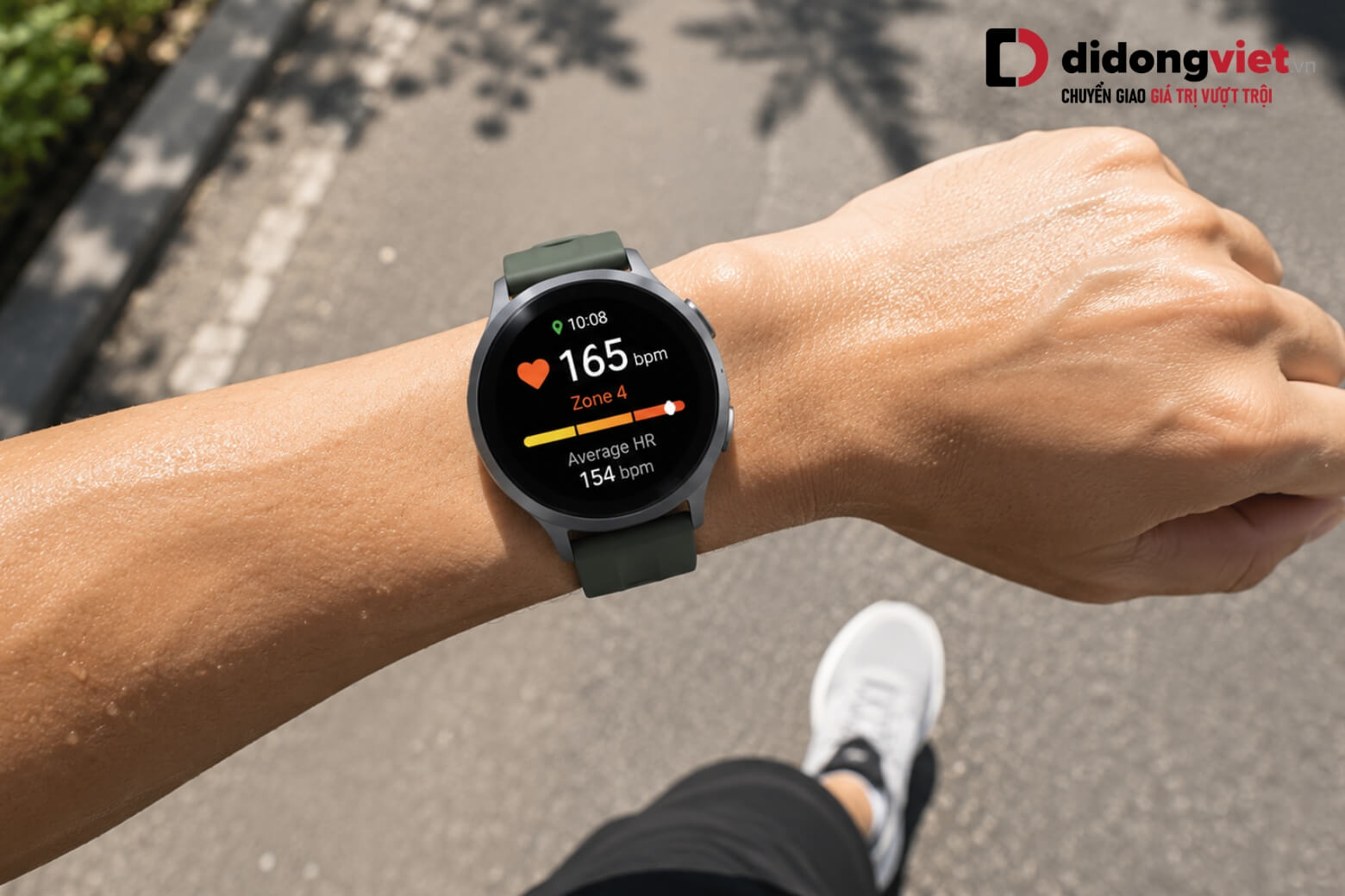 Màn hình Samsung Galaxy Watch9 44mm hiển thị thông số nhịp tim sắc nét dưới ánh nắng mặt trời