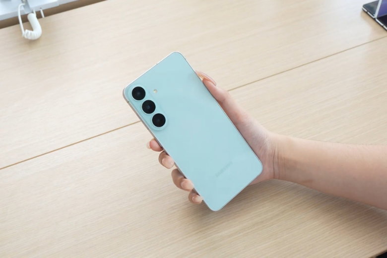 pin s26 fe dùng được bao lâu