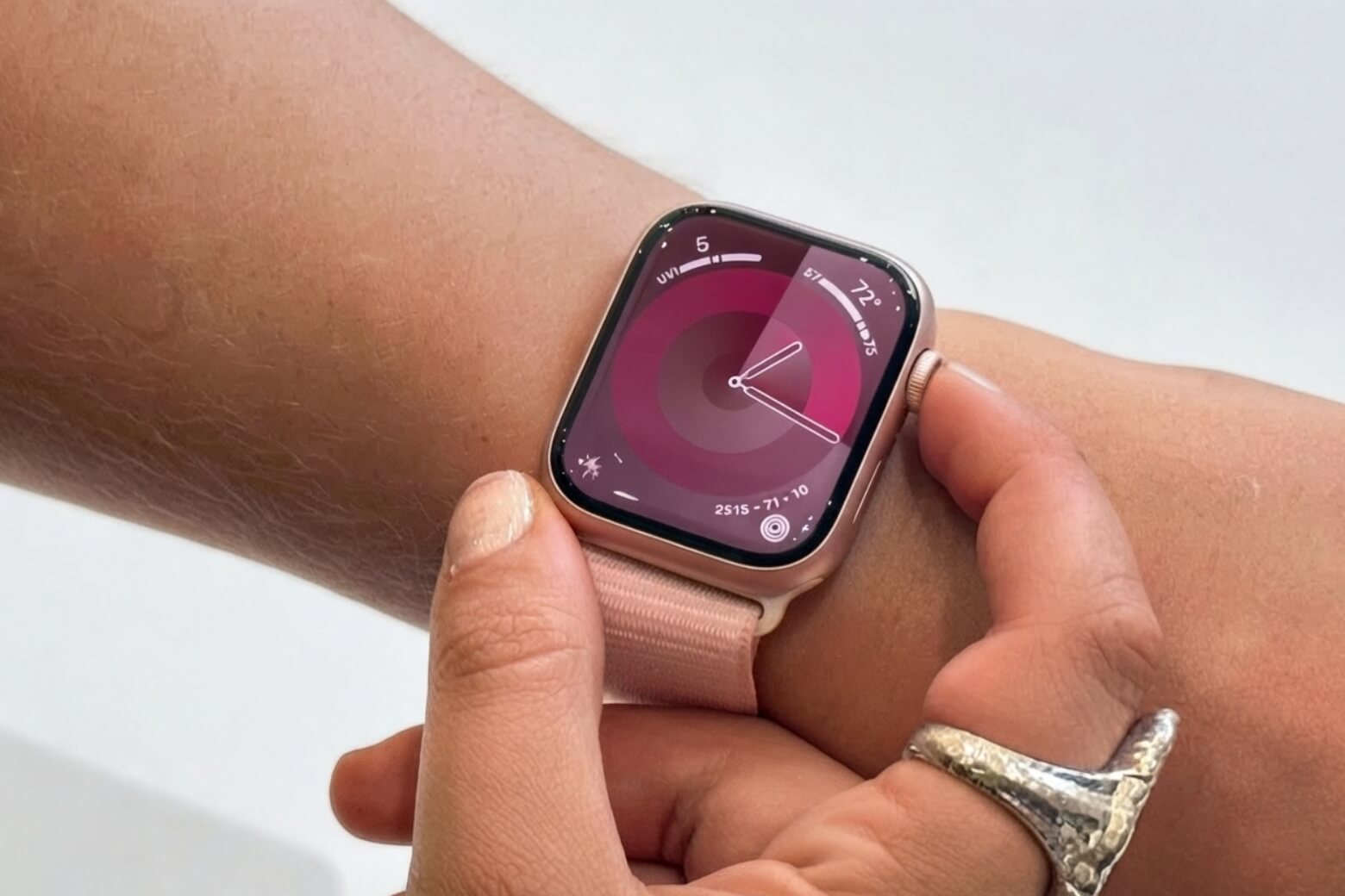 apple-watch-series-9-45mm-gps-vien-nhom-day-cao-su-size-m-l-vat-lieu-nhom-tai-che-nhe-didongviet.jpg